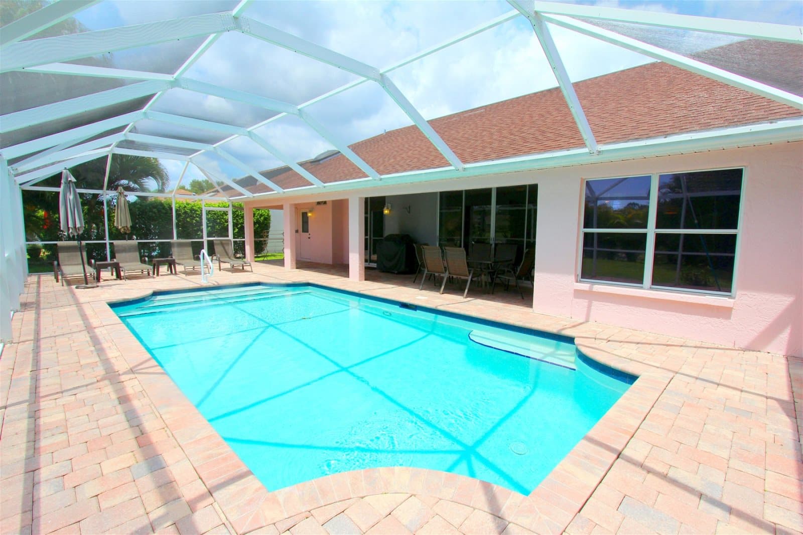 Sparkling Large Pool Home with Lake View